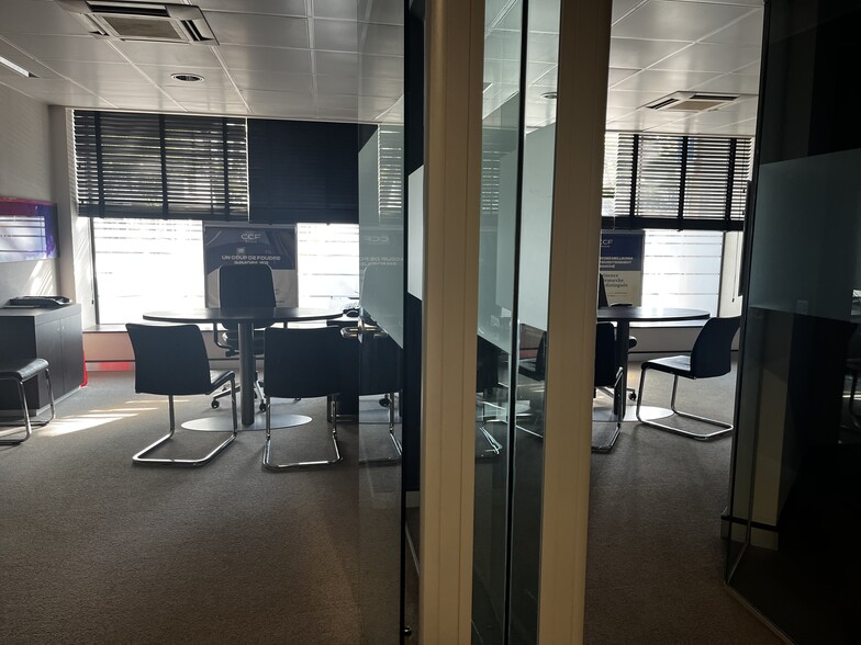 Office / Retail in Marseille to rent - Building Photo - Image 3 of 6
