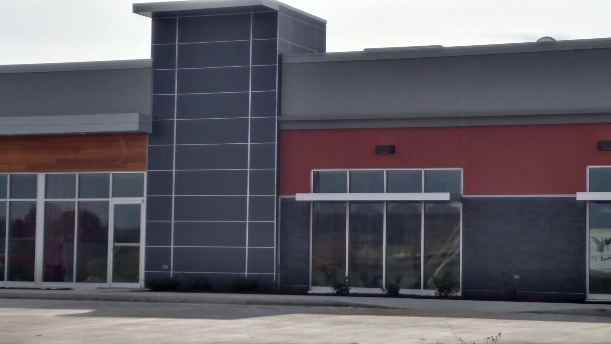 211 Sioux Point Rd, Dakota Dunes, SD to rent Primary Photo- Image 1 of 14