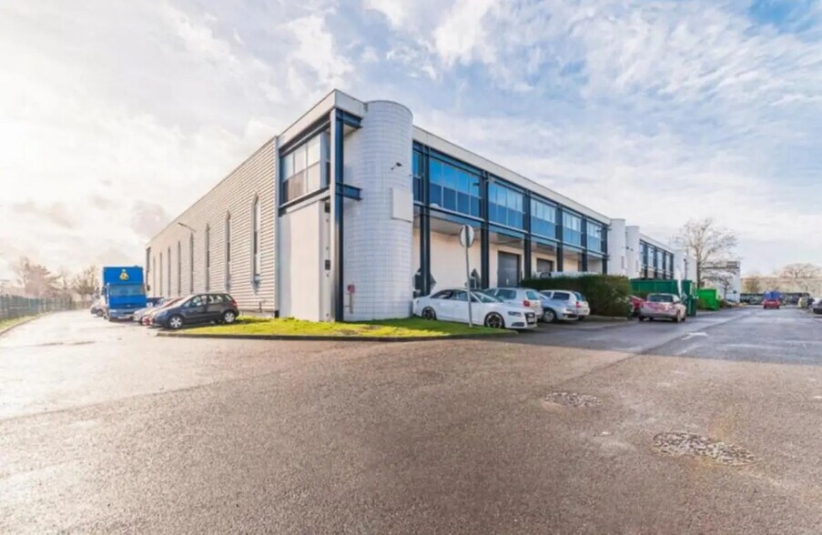 Light Industrial in Élancourt to rent - Building Photo - Image 1 of 14