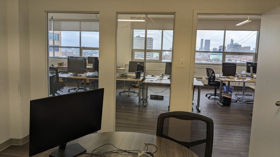 55 Av Du Mont-Royal O, Montréal, QC to rent - Interior Photo - Image 3 of 9