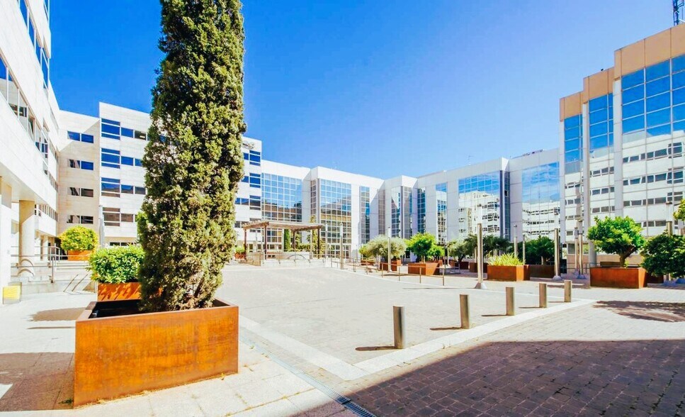 Calle de Julián Camarillo, 29, Madrid, Madrid to rent - Building Photo - Image 2 of 6