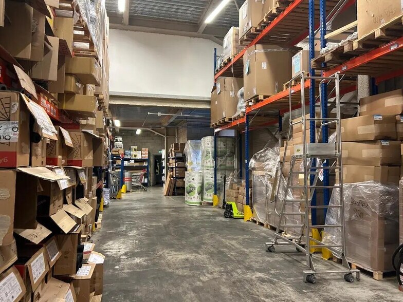 Industrial in Nanterre to rent - Building Photo - Image 3 of 9