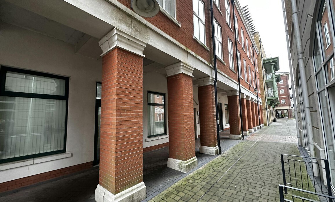 Waterside, Solihull to rent Primary Photo- Image 1 of 24