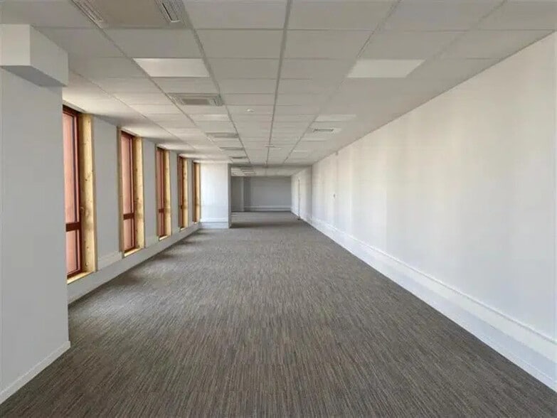 Light Industrial in Lyon to rent - Interior Photo - Image 3 of 20