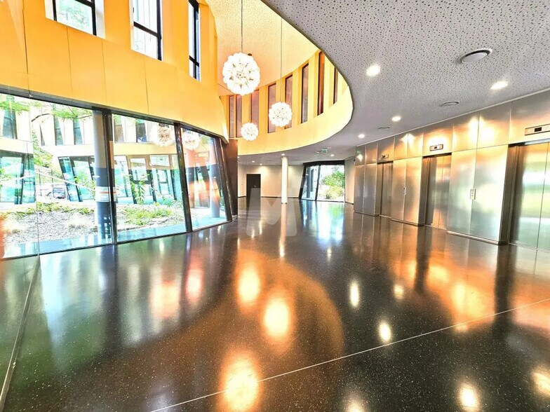 Office in Massy to rent - Building Photo - Image 3 of 15