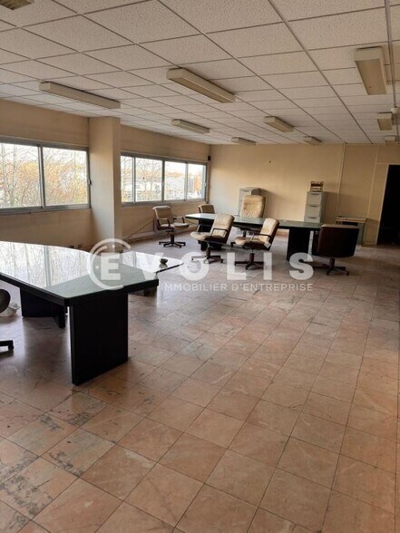 Light Industrial in Buc for sale - Interior Photo - Image 3 of 11