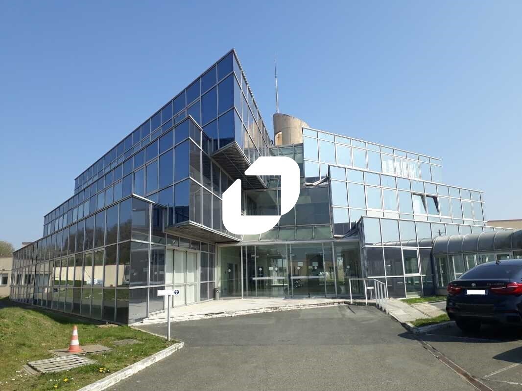 Office in Les Essarts-le-Roi to rent Building Photo- Image 1 of 10