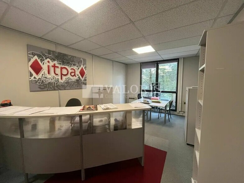 Office in to rent - Building Photo - Image 2 of 14