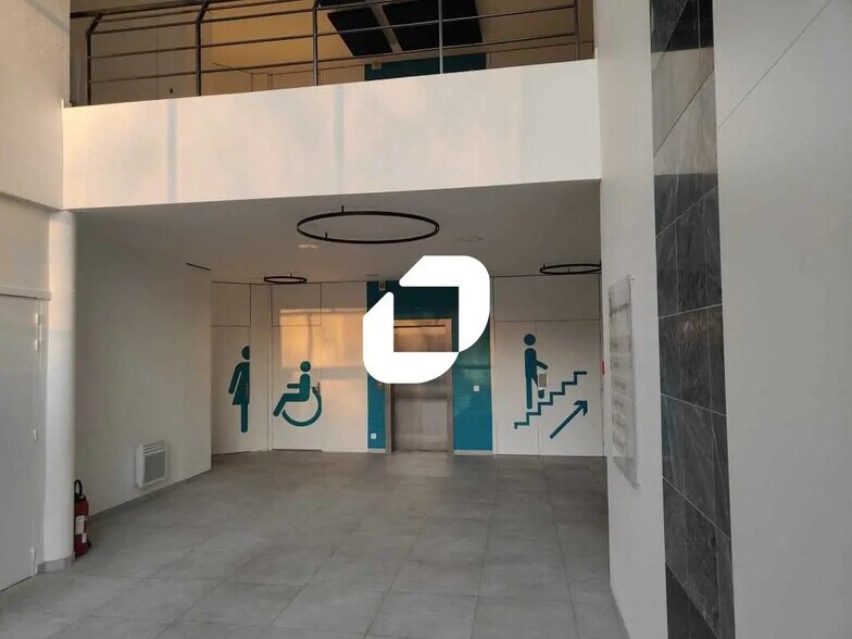 Light Industrial in Gennevilliers to rent - Lobby - Image 3 of 11