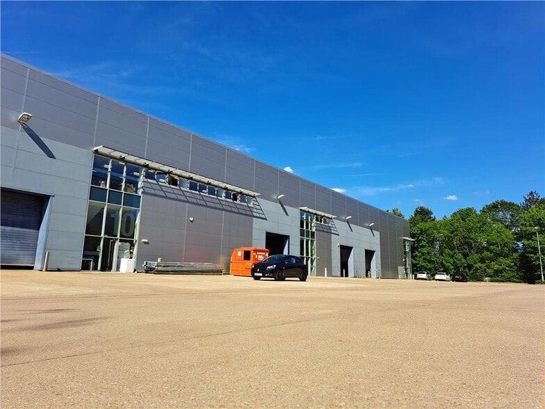 Chippenham Dr, Milton Keynes to rent - Building Photo - Image 2 of 4