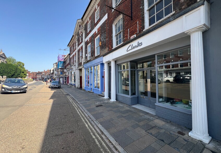 16 Market Pl, Blandford Forum to rent - Building Photo - Image 2 of 2