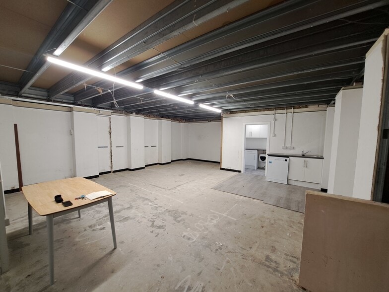 315 Drakemire Dr, Glasgow to rent - Building Photo - Image 3 of 7