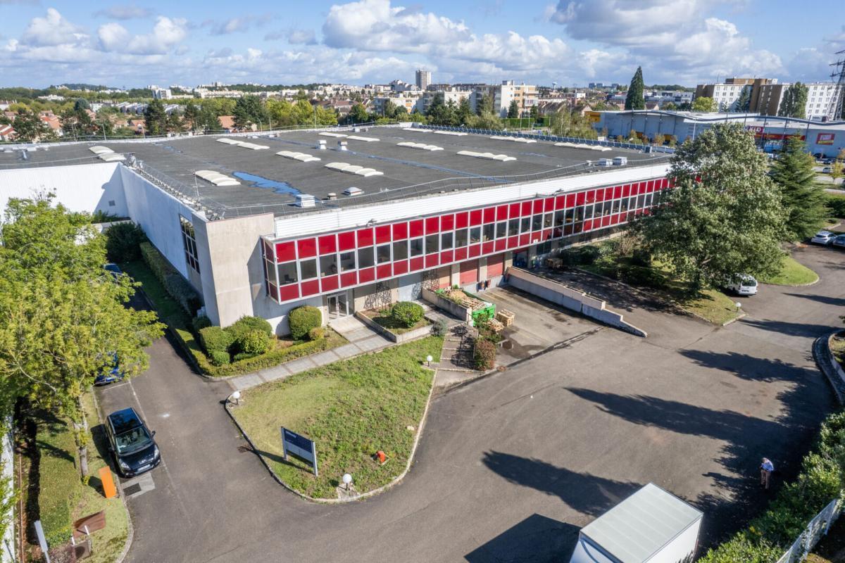 10/12 Rue Marie Curie, Coignières to rent Building Photo- Image 1 of 7