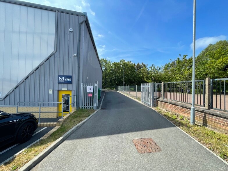 Midleton Industrial Estate Rd, Guildford to rent - Interior Photo - Image 3 of 3