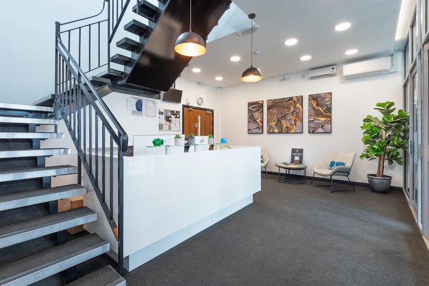 326-338 Molesey Rd, Walton On Thames to rent - Interior Photo - Image 3 of 17