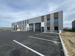 Light Industrial in Villefranche-sur-Saône to rent Building Photo- Image 1 of 4