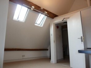 121-124 High St, Marlborough to rent Interior Photo- Image 2 of 2