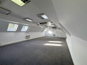 High St, Seal for rent Interior Photo- Image 2 of 2