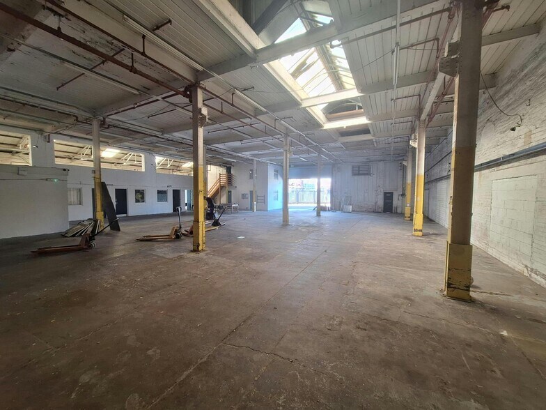 Vale Park Way, Manchester to rent - Building Photo - Image 3 of 6