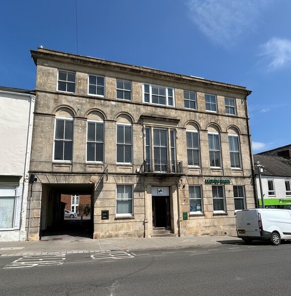 27 Fore St, Chard to rent - Building Photo - Image 1 of 9