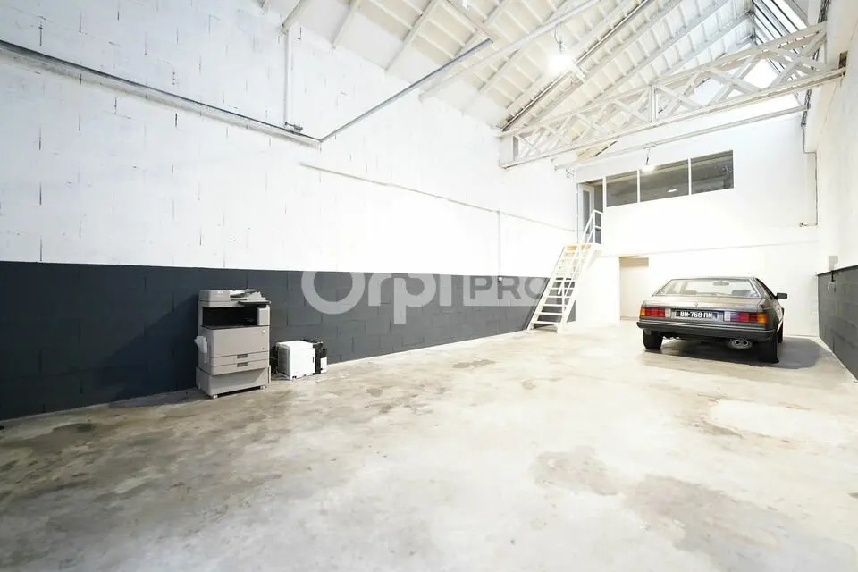 Light Industrial in Vénissieux to rent Interior Photo- Image 1 of 8