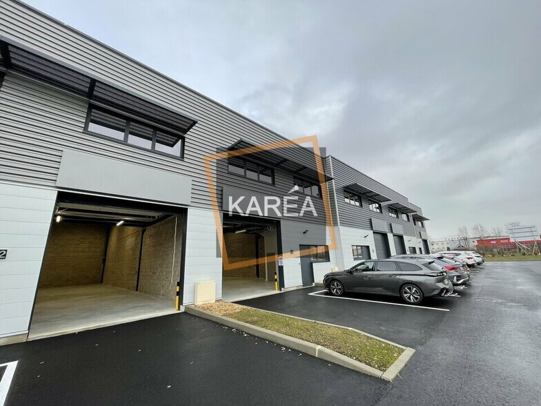 Light Industrial in Lieusaint to rent - Building Photo - Image 2 of 5