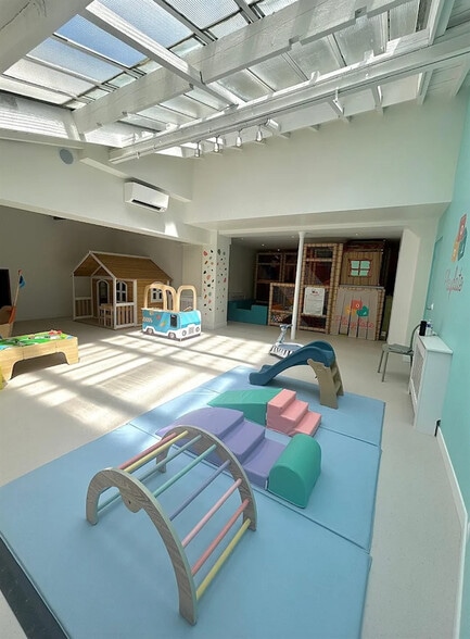 Retail in Levallois-Perret to rent - Interior Photo - Image 3 of 3