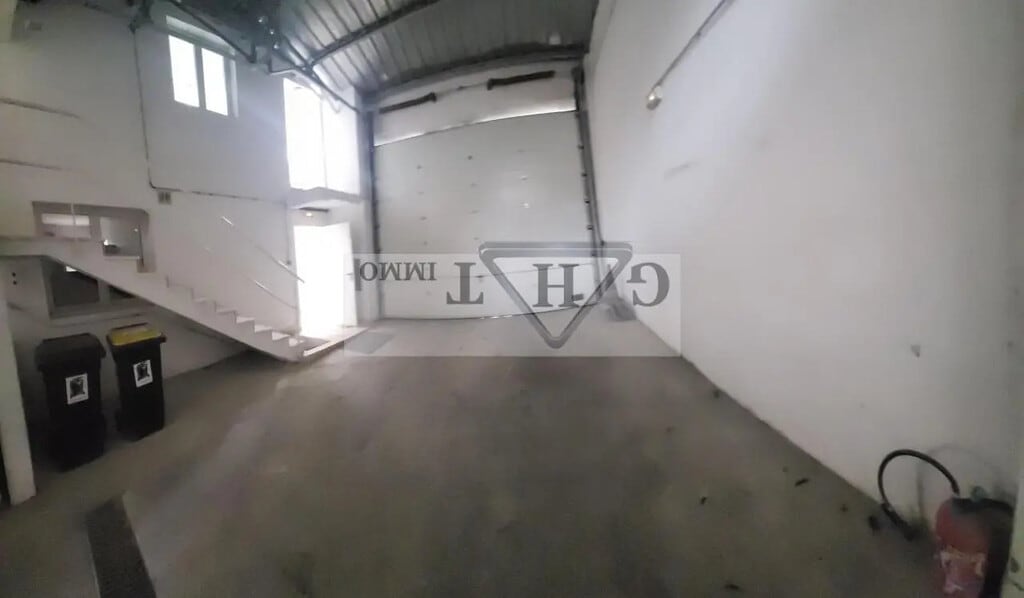 Location Entrepôt 472 m² - Photo 1
