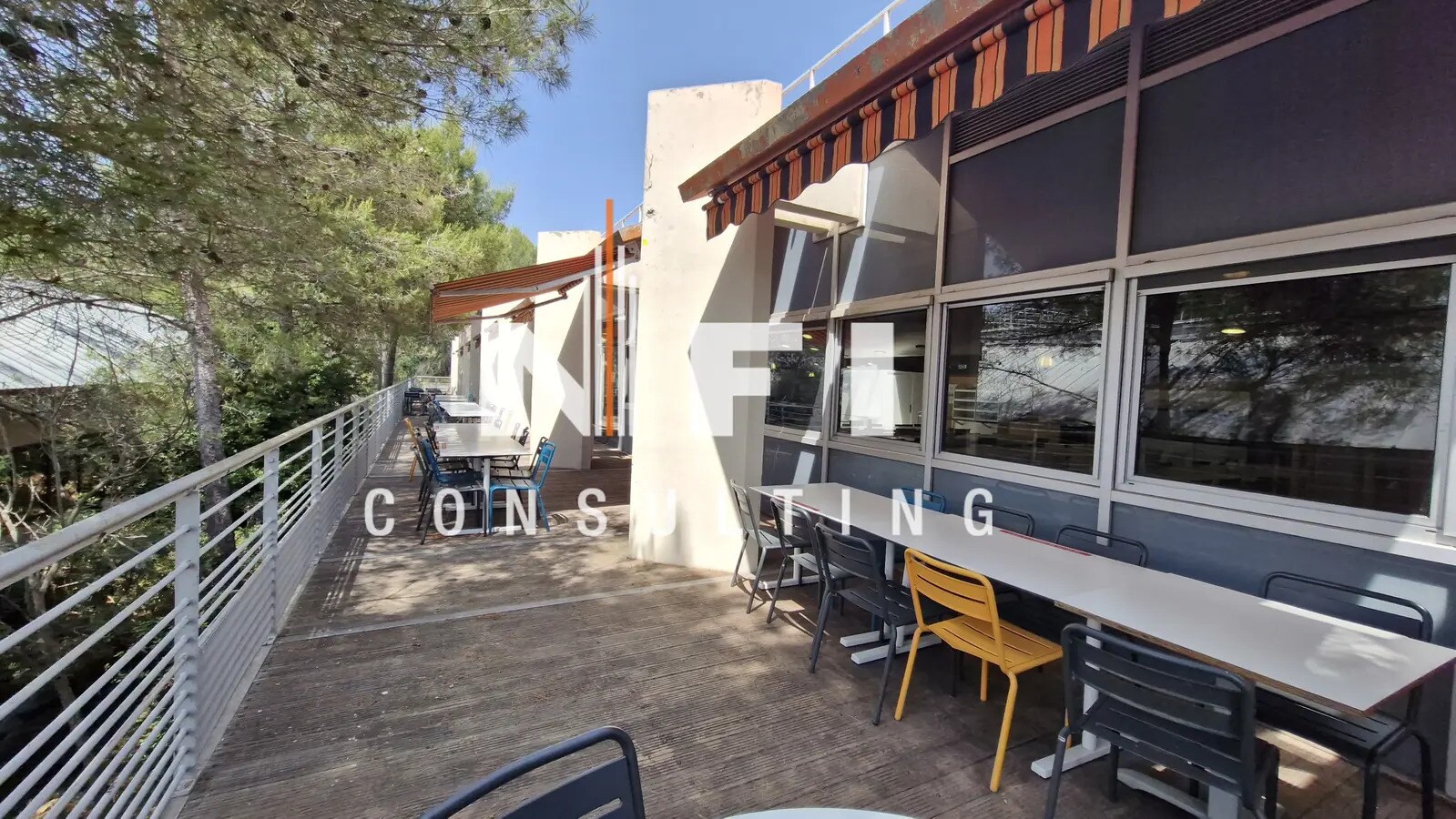 Retail in Valbonne to rent Building Photo- Image 1 of 5