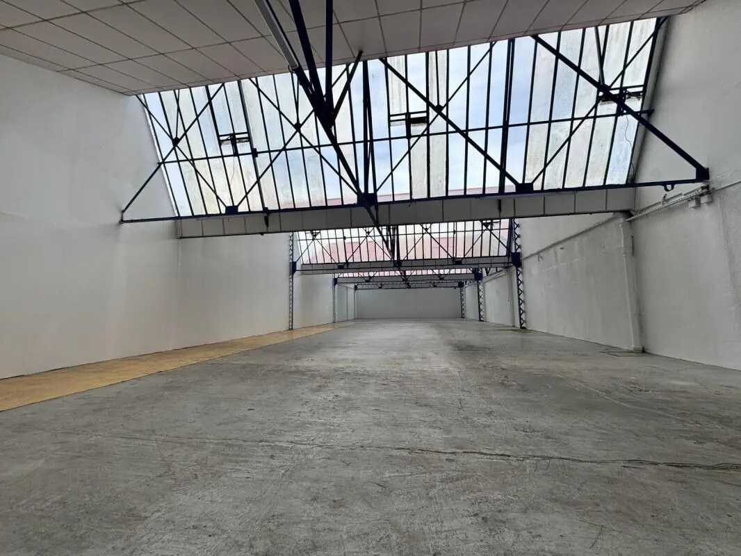 Light Industrial in Montreuil to rent Interior Photo- Image 1 of 12