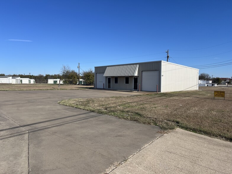 408 W Kilpatrick Ave, Cleburne, TX for rent - Building Photo - Image 2 of 7