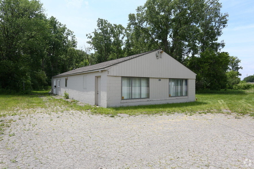 9669 Highland Rd, White Lake, MI for sale - Primary Photo - Image 1 of 10