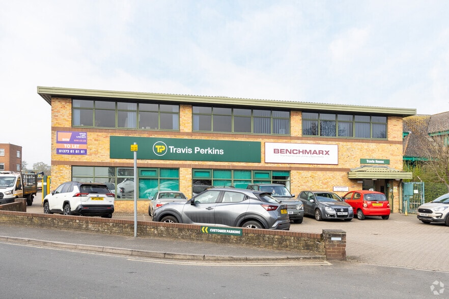 Oak Rd, Leatherhead to rent - Building Photo - Image 2 of 3