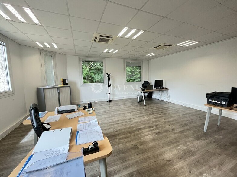 Office in Tremblay-en-France to rent - Interior Photo - Image 2 of 8