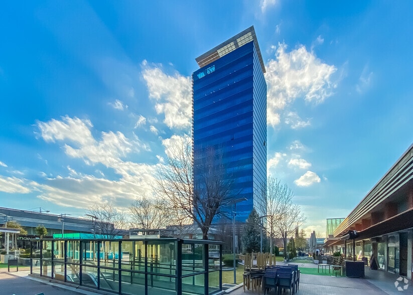 Retail in Alcalá de Henares, Madrid for sale - Primary Photo - Image 1 of 10