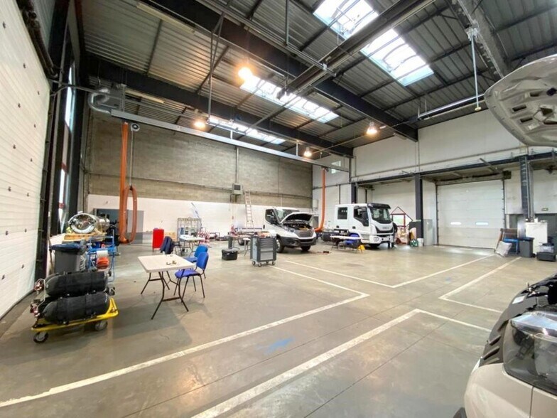 Light Industrial in Élancourt to rent - Interior Photo - Image 2 of 14