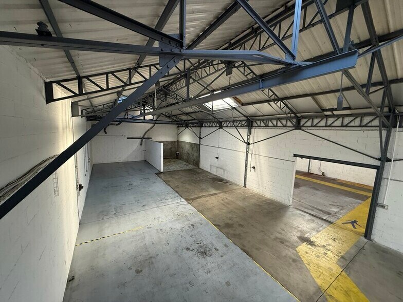 2 Chemin Du Génie, Vénissieux to rent - Interior Photo - Image 2 of 12