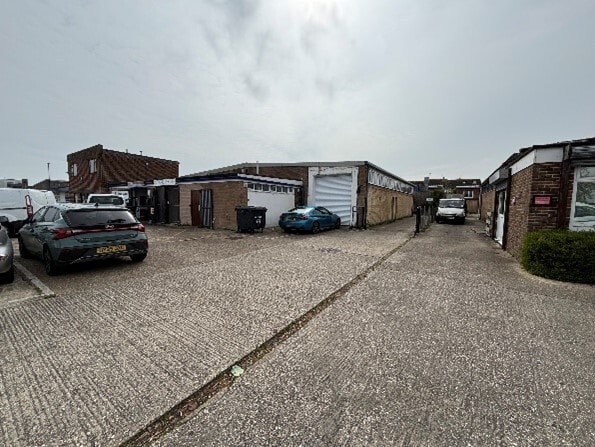 Durban Rd, Bognor Regis to rent - Primary Photo - Image 1 of 2