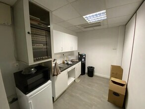 2-4 Rue Colonel Chambonnet, Bron to rent Building Photo- Image 2 of 6