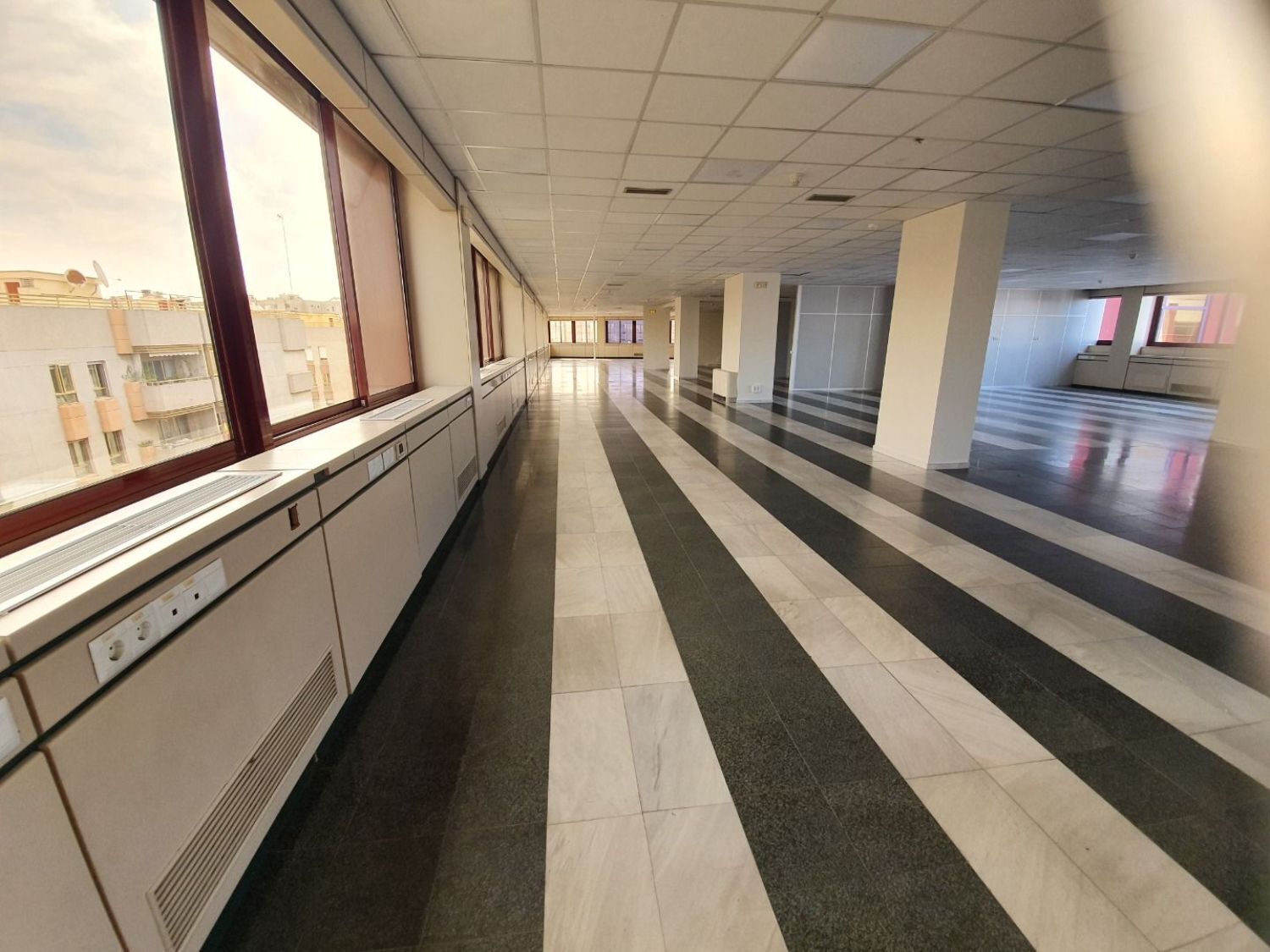Office in Seville, Sevilla to rent Building Photo- Image 1 of 13