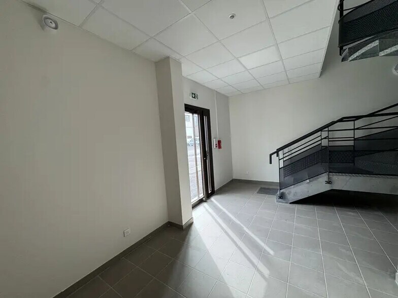 23 Rue Des Beaux Soleils, Osny to rent - Interior Photo - Image 3 of 4