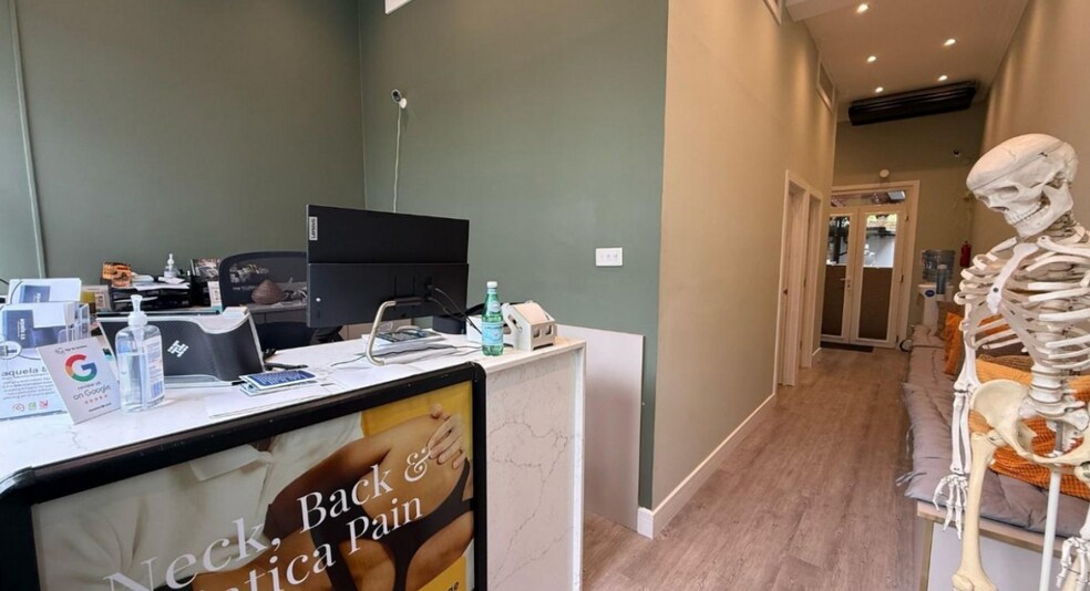 845 Fulham Rd, London to rent - Interior Photo - Image 3 of 10