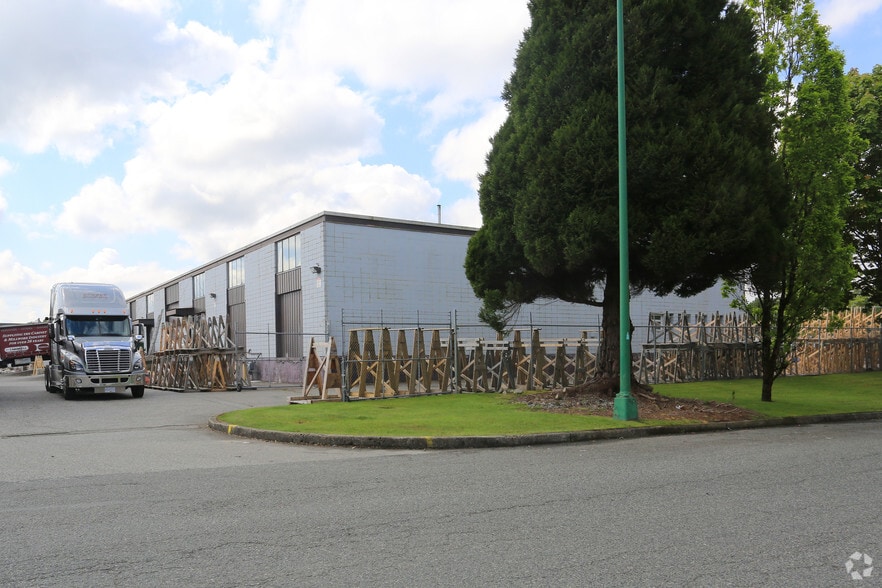 3150-3170 Lake City Way, Burnaby, BC to rent - Building Photo - Image 2 of 2