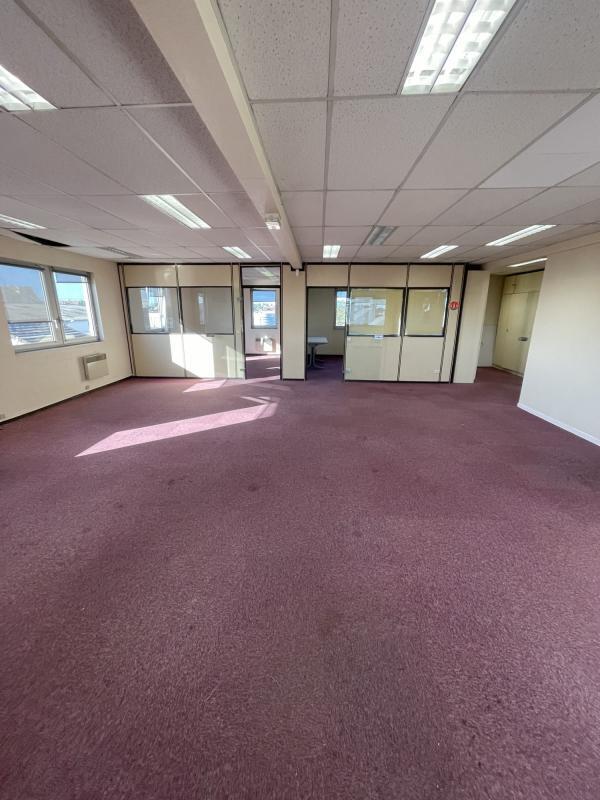 Office in Houilles to rent Interior Photo- Image 1 of 33