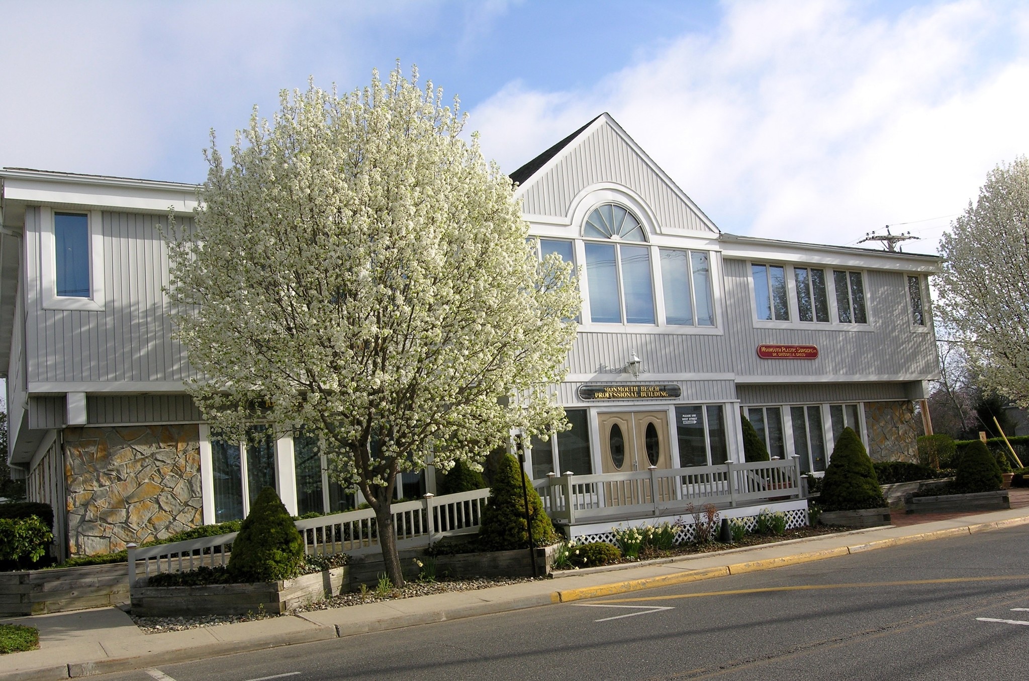 27 Beach Rd, Monmouth Beach, NJ to rent Primary Photo- Image 1 of 20