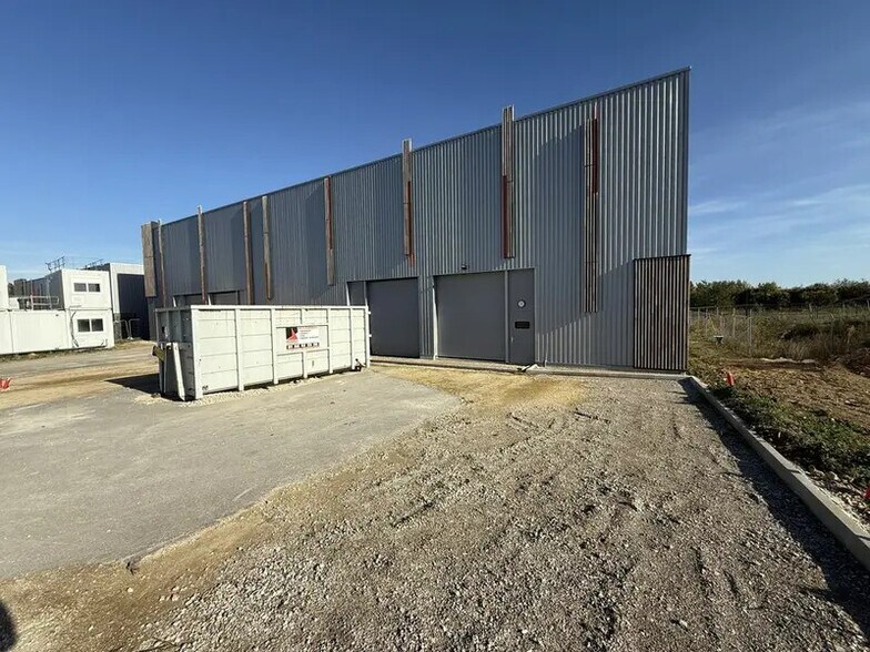 Light Industrial in Louvres to rent - Building Photo - Image 2 of 12