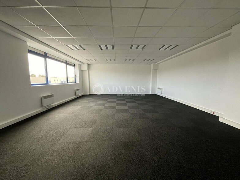 Light Industrial in Moissy-Cramayel to rent - Interior Photo - Image 2 of 9