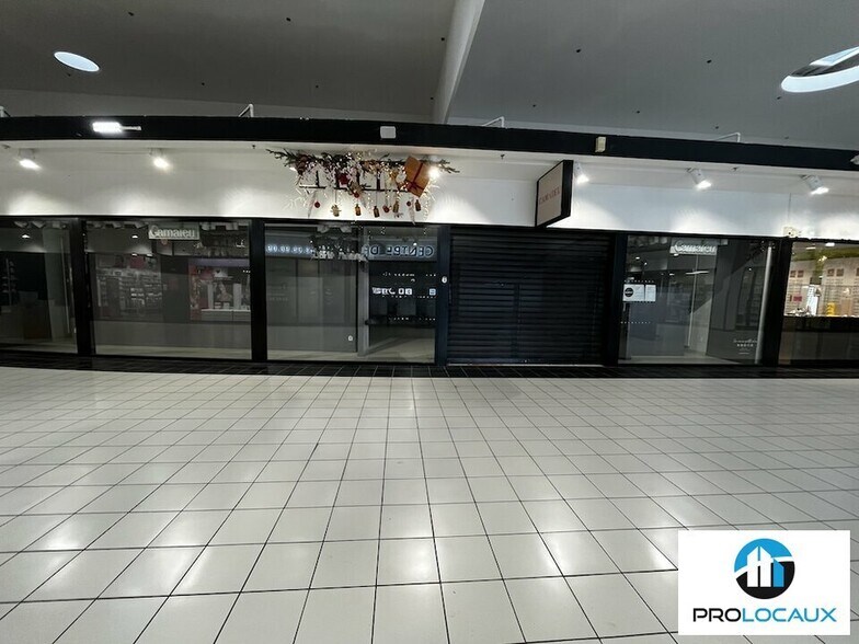 Retail in Senlis to rent - Building Photo - Image 2 of 2