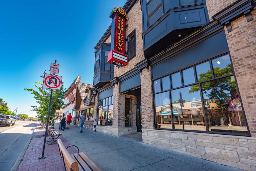 122 Broadway, Wisconsin Dells, WI for sale - Primary Photo - Image 1 of 45