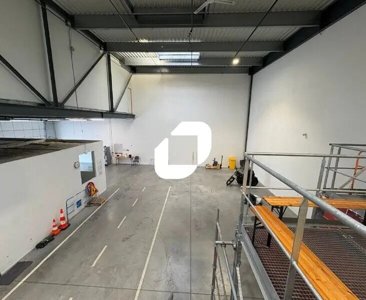 Light Industrial in Villeneuve-la-Garenne to rent Interior Photo- Image 1 of 15